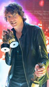 502px-Rockbjörn-vinnare_2013_Håkan_Hellström